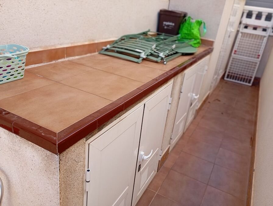 Appartement au rez-de-chaussée comprenant 2 chambres, 1 salle de bains, une place de parking et une piscine commune