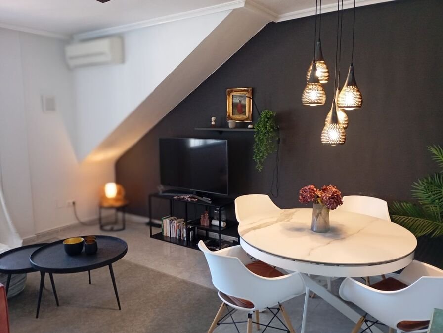 Appartement au rez-de-chaussée comprenant 2 chambres, 1 salle de bains, une place de parking et une piscine commune