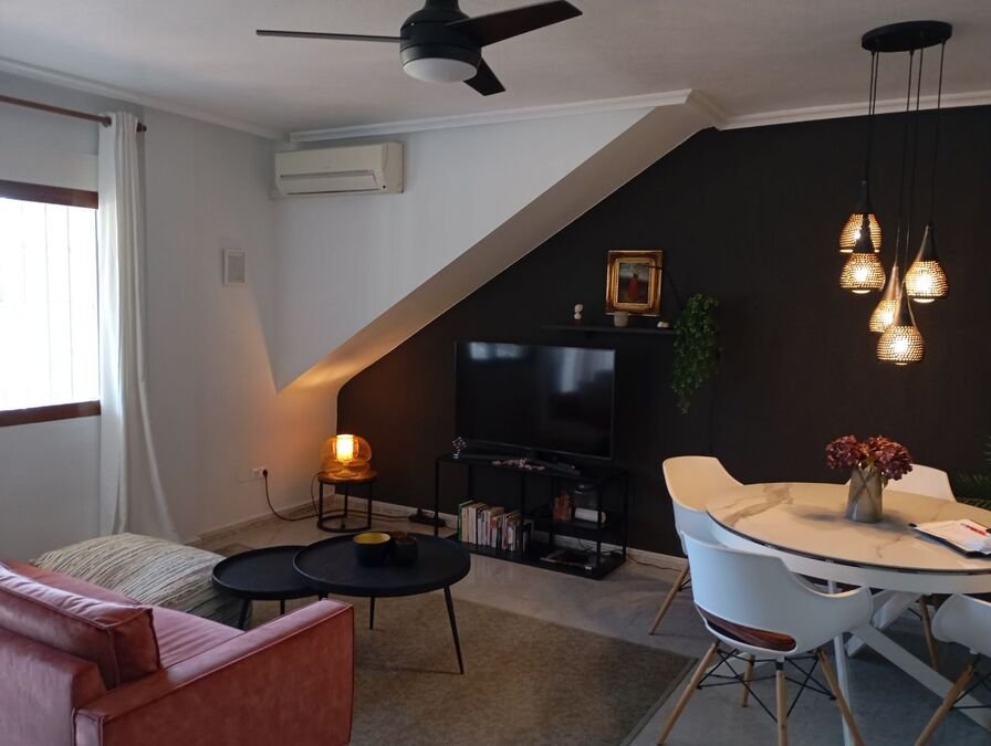 Appartement au rez-de-chaussée comprenant 2 chambres, 1 salle de bains, une place de parking et une piscine commune
