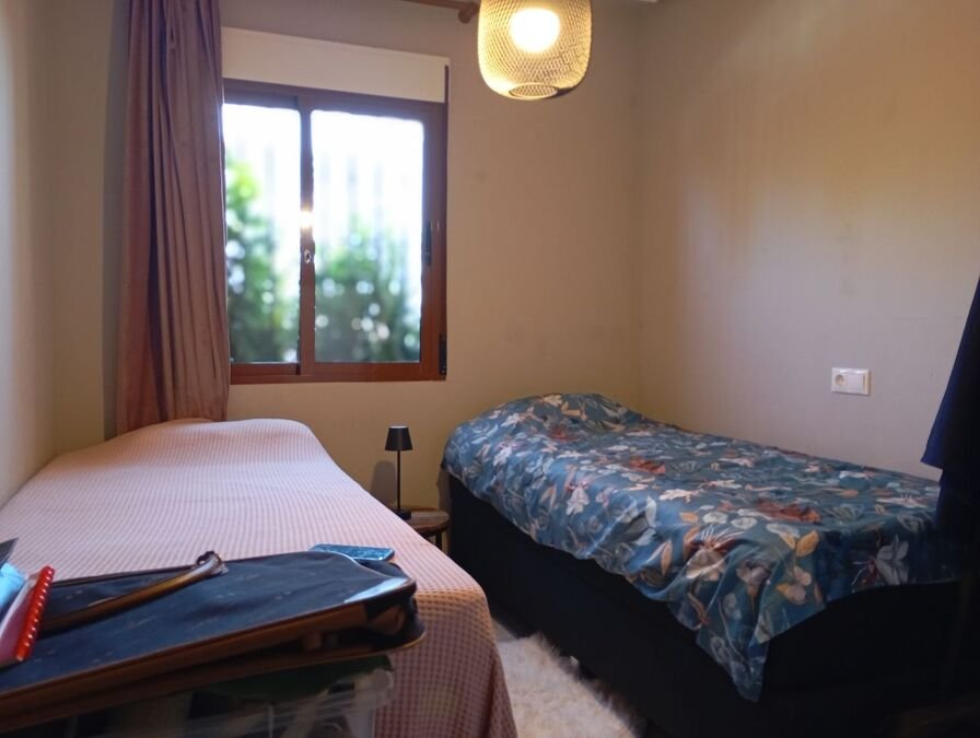 Appartement au rez-de-chaussée comprenant 2 chambres, 1 salle de bains, une place de parking et une piscine commune