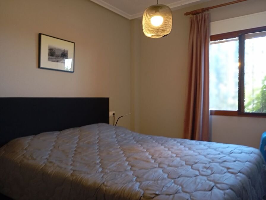 Appartement au rez-de-chaussée comprenant 2 chambres, 1 salle de bains, une place de parking et une piscine commune