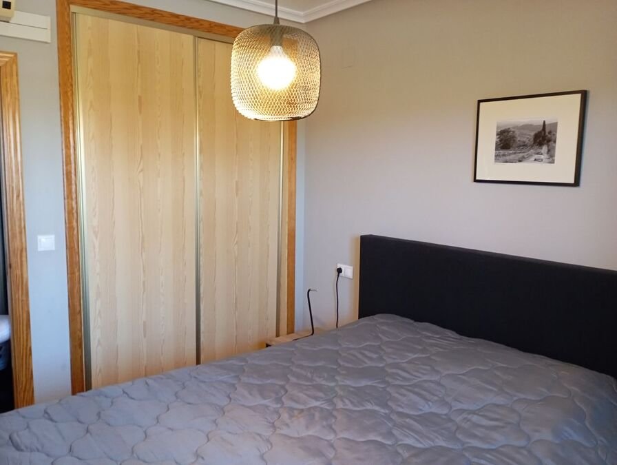 Appartement au rez-de-chaussée comprenant 2 chambres, 1 salle de bains, une place de parking et une piscine commune