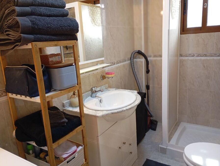 Appartement au rez-de-chaussée comprenant 2 chambres, 1 salle de bains, une place de parking et une piscine commune
