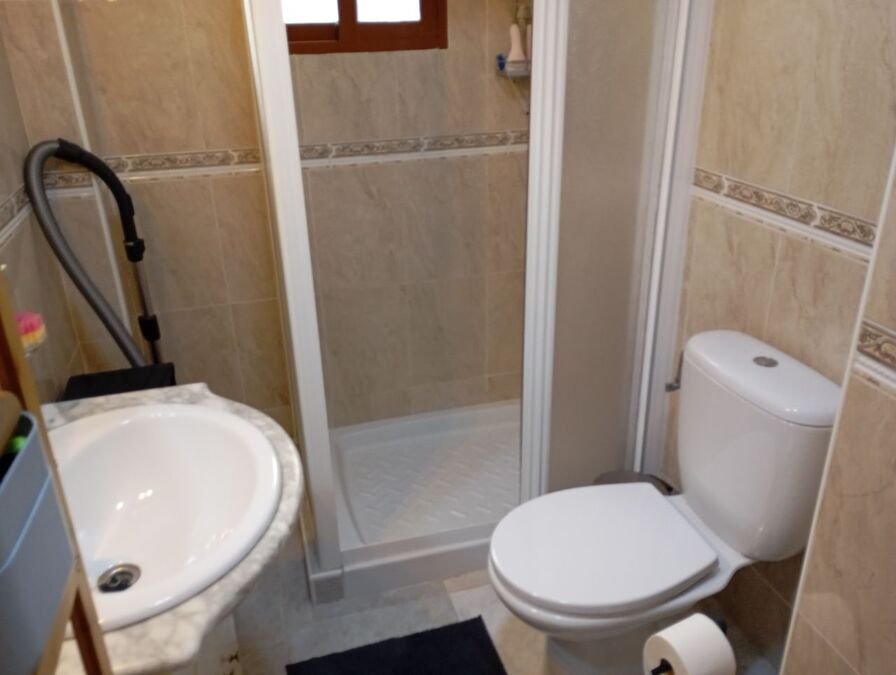 Appartement au rez-de-chaussée comprenant 2 chambres, 1 salle de bains, une place de parking et une piscine commune