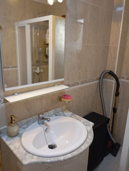 Appartement au rez-de-chaussée comprenant 2 chambres, 1 salle de bains, une place de parking et une piscine commune