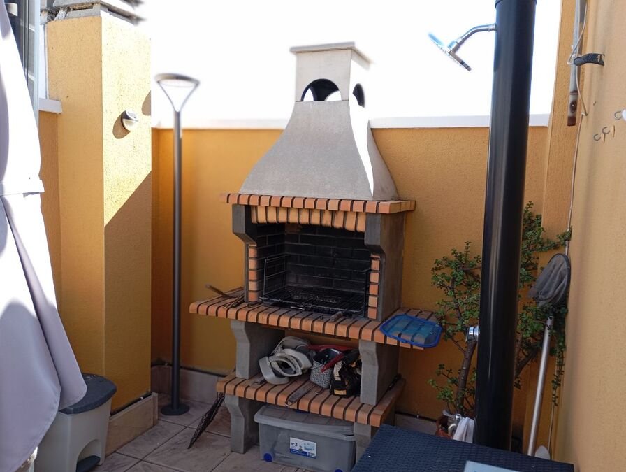 Maison mitoyenne avec 2 chambres, 1 salle de bains, des toilettes séparées, une terrasse sur le toit et une piscine commune