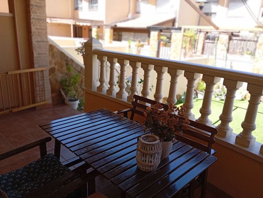Maison mitoyenne avec 2 chambres, 2 salles de bains, une terrasse sur le toit, une place de parking souterrain et une piscine commune