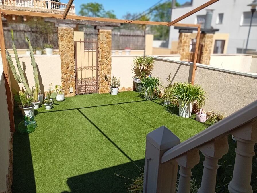 Maison mitoyenne avec 2 chambres, 2 salles de bains, une terrasse sur le toit, une place de parking souterrain et une piscine commune