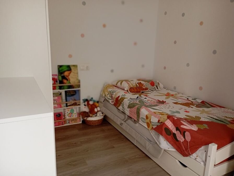 Maison mitoyenne avec 2 chambres, 2 salles de bains, une terrasse sur le toit, une place de parking souterrain et une piscine commune