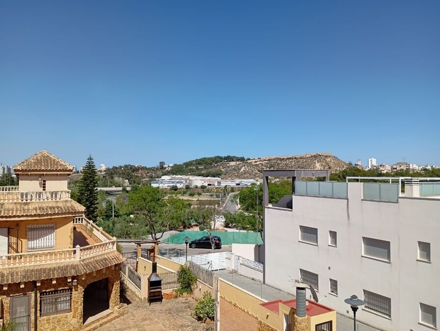 Maison mitoyenne avec 2 chambres, 2 salles de bains, une terrasse sur le toit, une place de parking souterrain et une piscine commune
