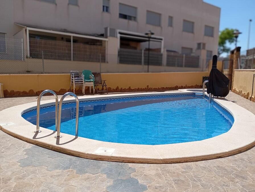 Maison mitoyenne avec 2 chambres, 2 salles de bains, une terrasse sur le toit, une place de parking souterrain et une piscine commune