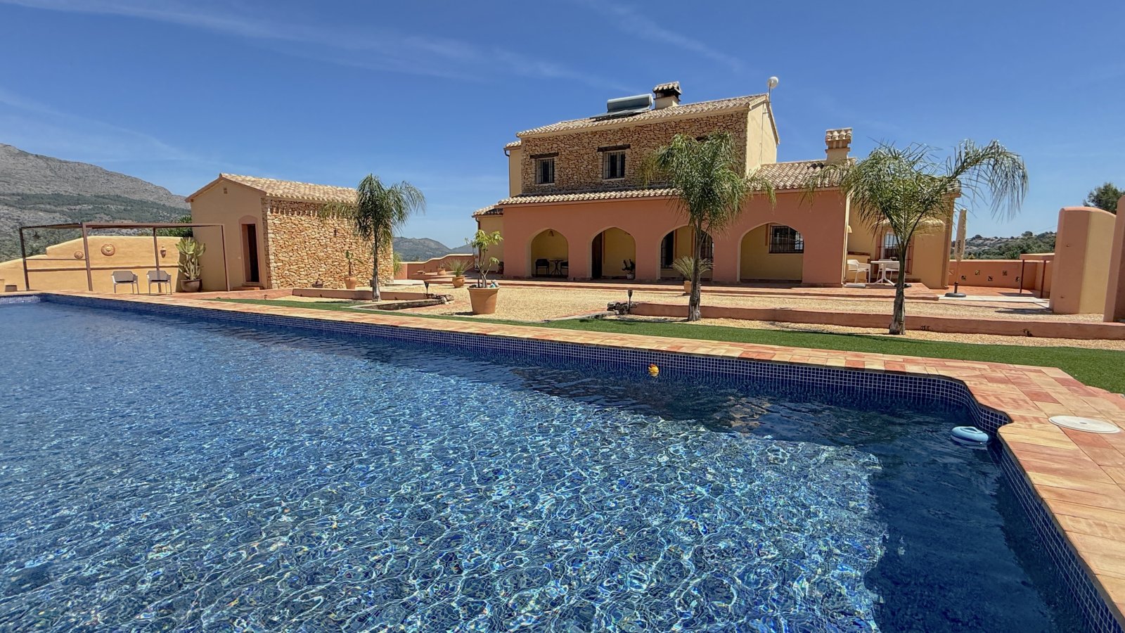 Une superbe villa avec un vaste terrain et une intimité totale, située près de Denia, Oliva et Jávea