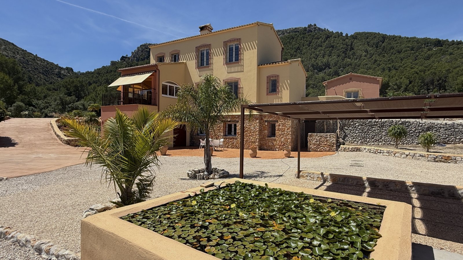 Une superbe villa avec un vaste terrain et une intimité totale, située près de Denia, Oliva et Jávea