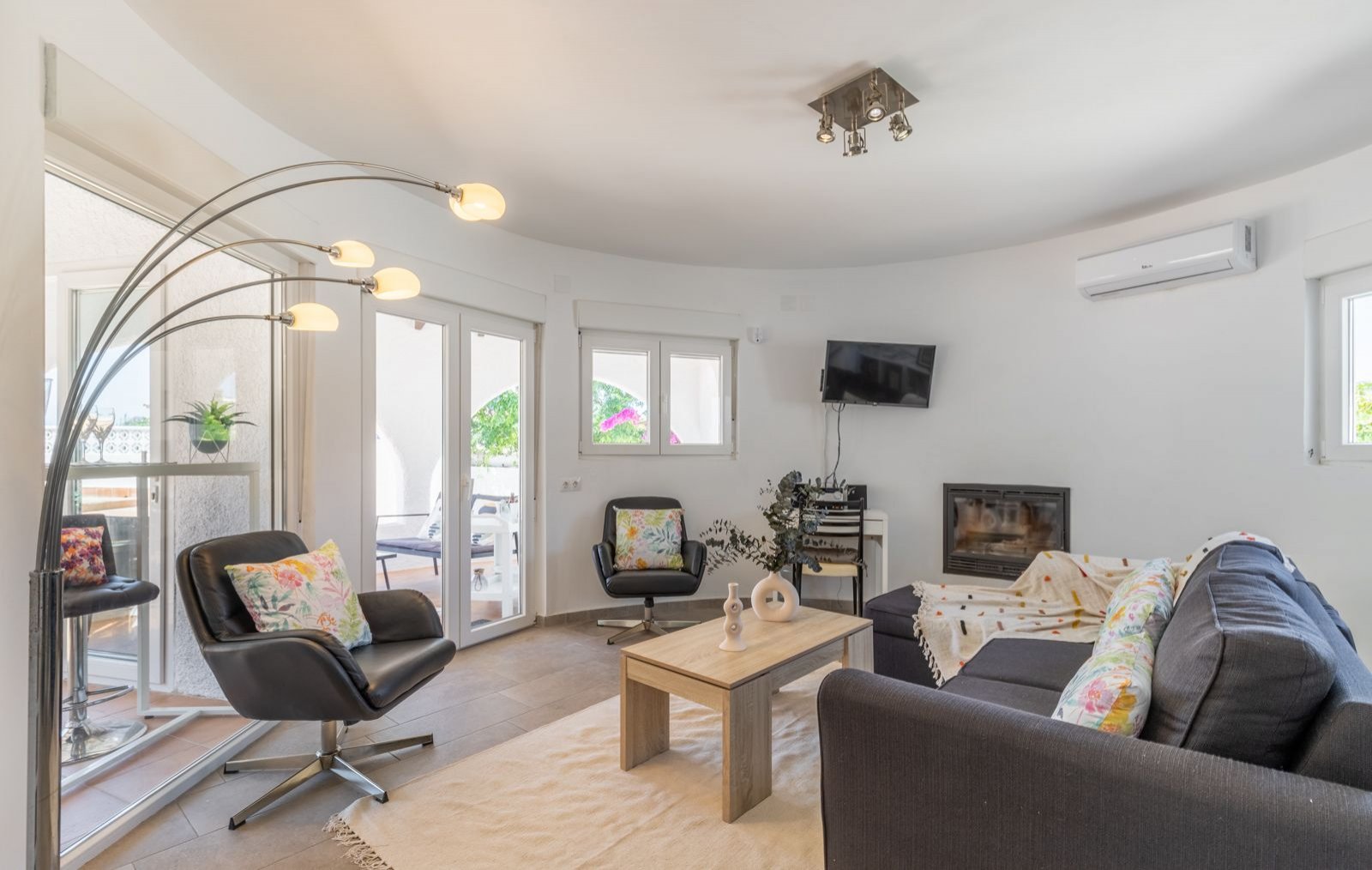Superbe villa comprenant 3 chambres, 3 salles de bains, une piscine privée et une licence de location, à seulement 2 minutes à pied de la plage