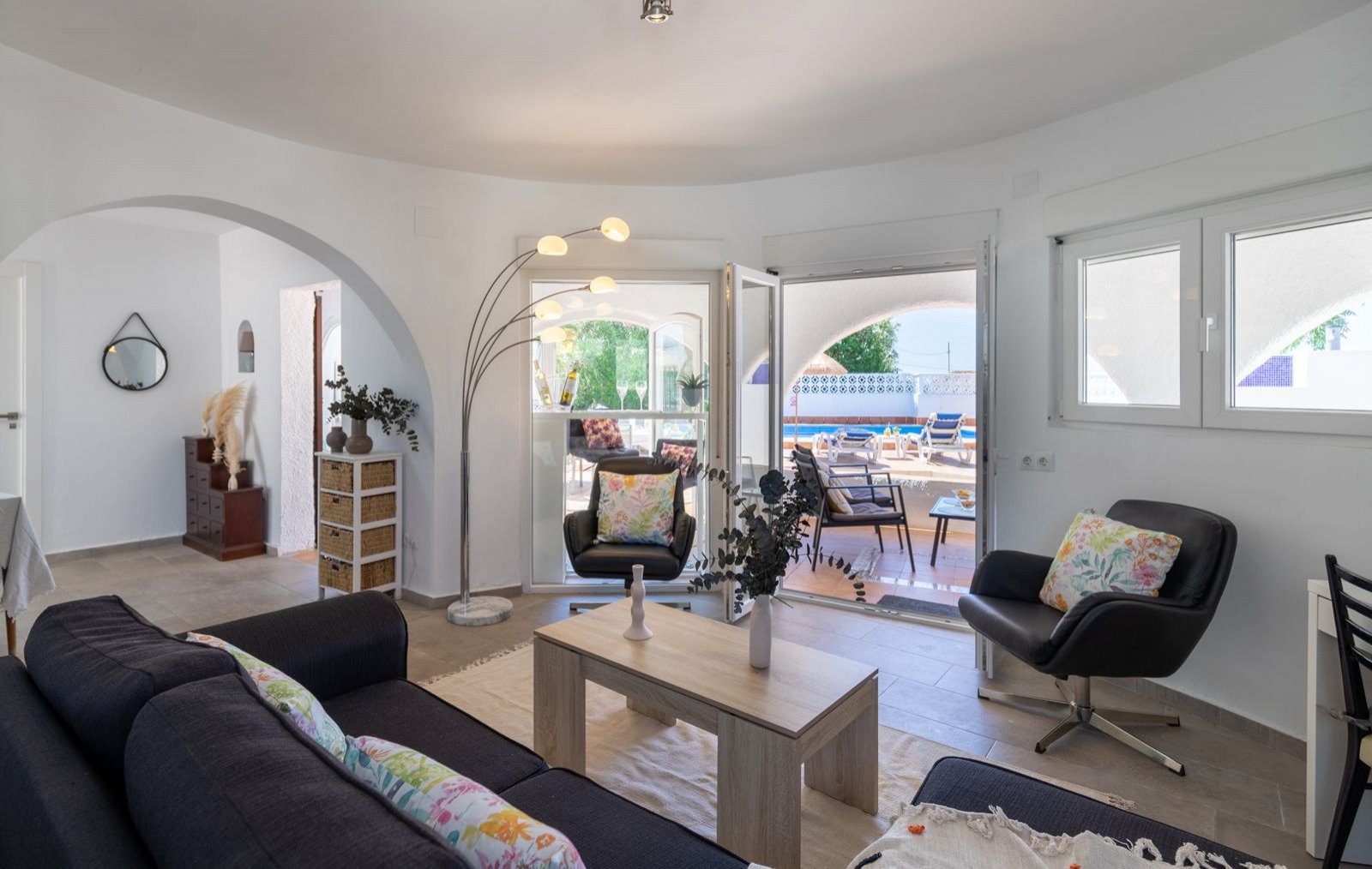 Superbe villa comprenant 3 chambres, 3 salles de bains, une piscine privée et une licence de location, à seulement 2 minutes à pied de la plage