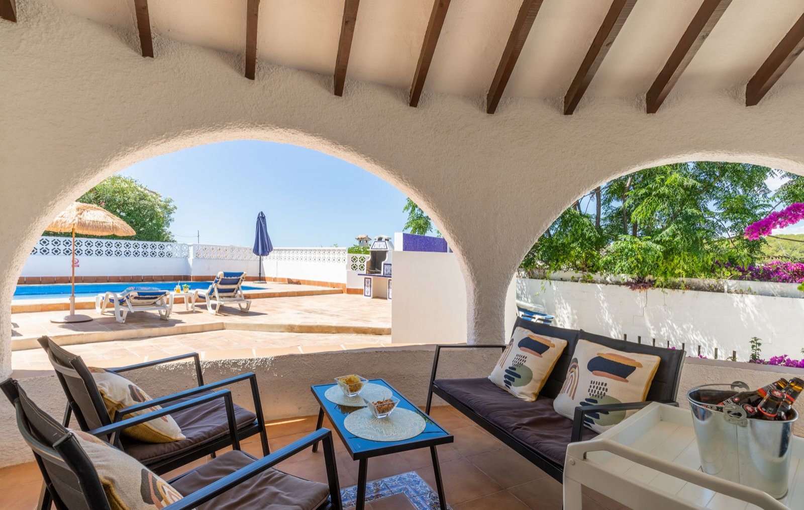 Superbe villa comprenant 3 chambres, 3 salles de bains, une piscine privée et une licence de location, à seulement 2 minutes à pied de la plage