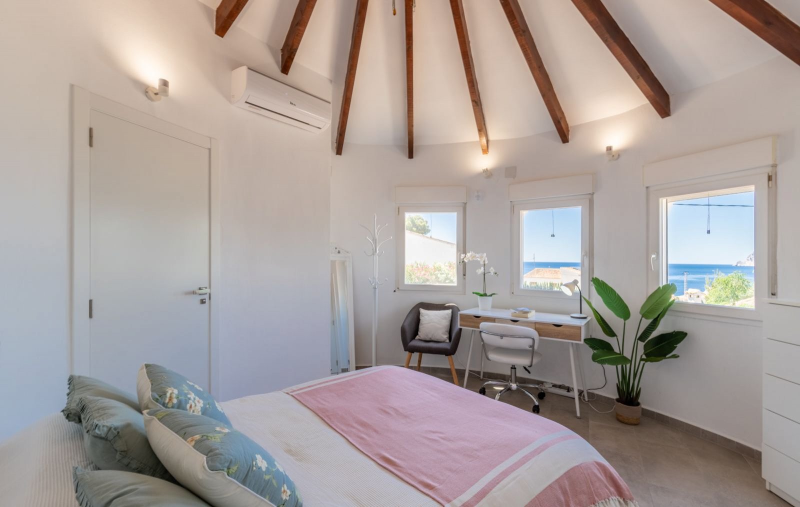 Superbe villa comprenant 3 chambres, 3 salles de bains, une piscine privée et une licence de location, à seulement 2 minutes à pied de la plage
