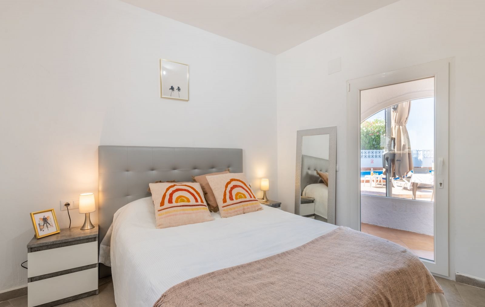 Superbe villa comprenant 3 chambres, 3 salles de bains, une piscine privée et une licence de location, à seulement 2 minutes à pied de la plage