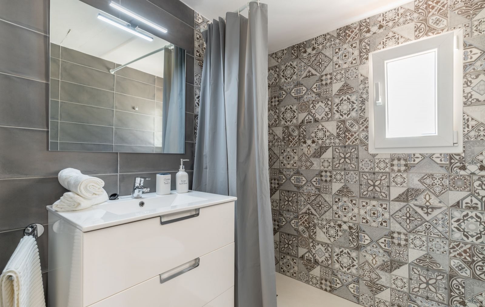 Superbe villa comprenant 3 chambres, 3 salles de bains, une piscine privée et une licence de location, à seulement 2 minutes à pied de la plage