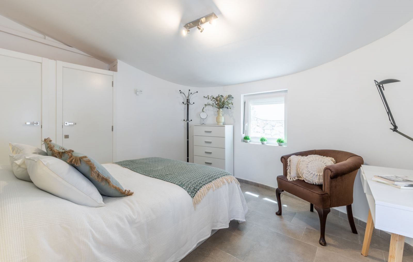 Superbe villa comprenant 3 chambres, 3 salles de bains, une piscine privée et une licence de location, à seulement 2 minutes à pied de la plage