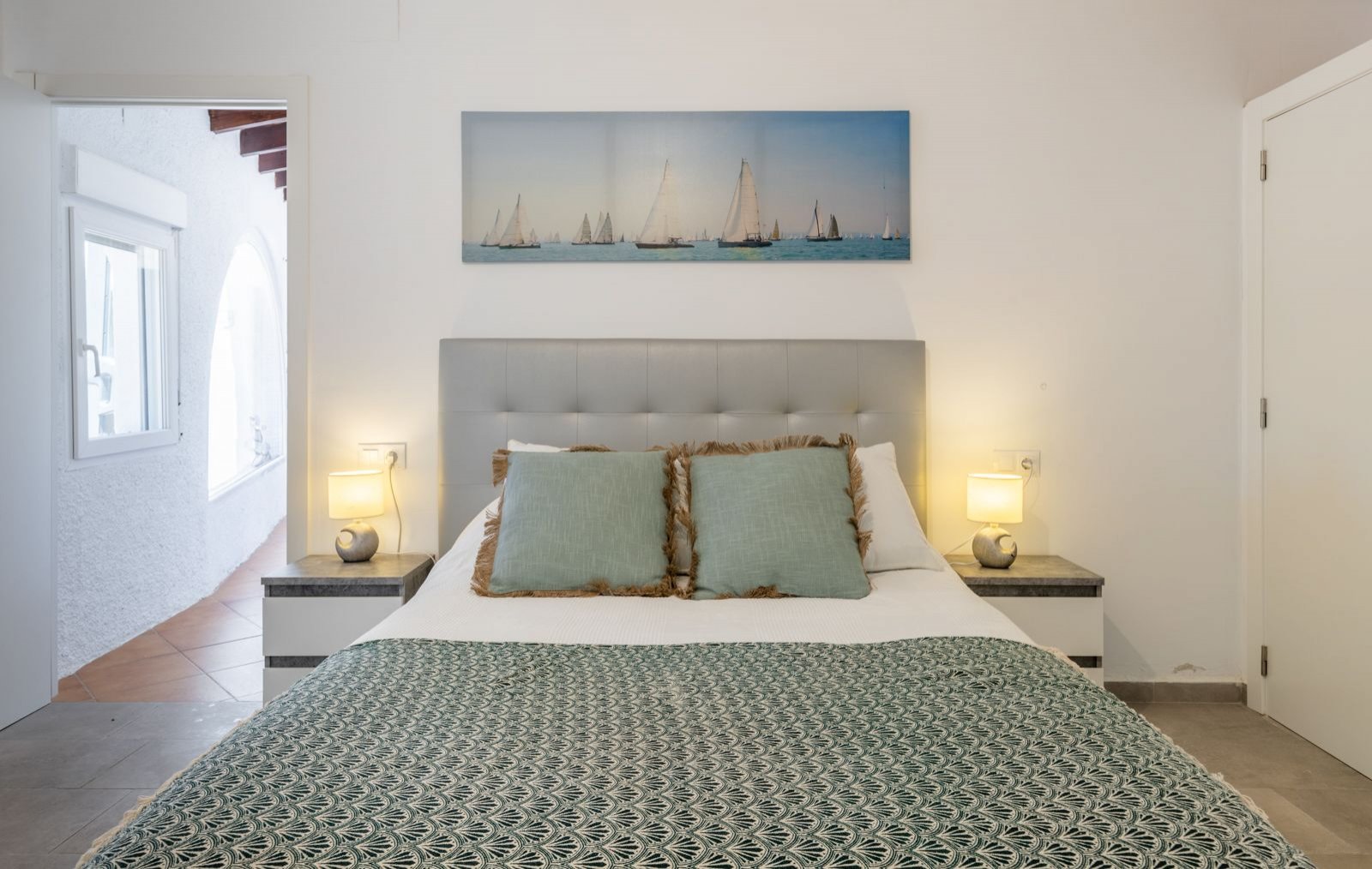 Superbe villa comprenant 3 chambres, 3 salles de bains, une piscine privée et une licence de location, à seulement 2 minutes à pied de la plage