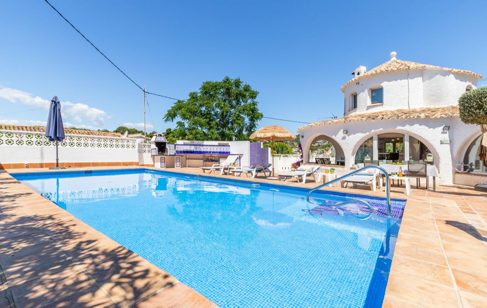 Superbe villa comprenant 3 chambres, 3 salles de bains, une piscine privée et une licence de location, à seulement 2 minutes à pied de la plage