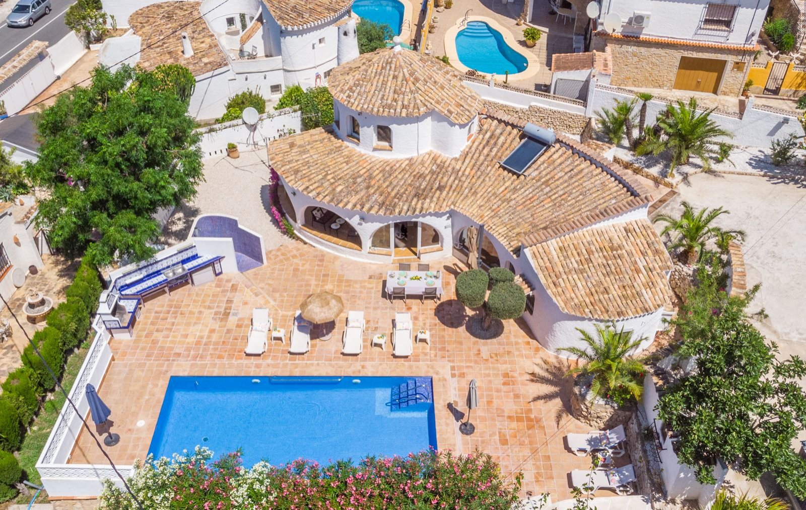 Superbe villa comprenant 3 chambres, 3 salles de bains, une piscine privée et une licence de location, à seulement 2 minutes à pied de la plage