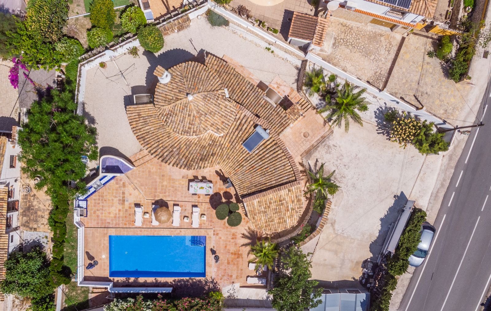 Superbe villa comprenant 3 chambres, 3 salles de bains, une piscine privée et une licence de location, à seulement 2 minutes à pied de la plage