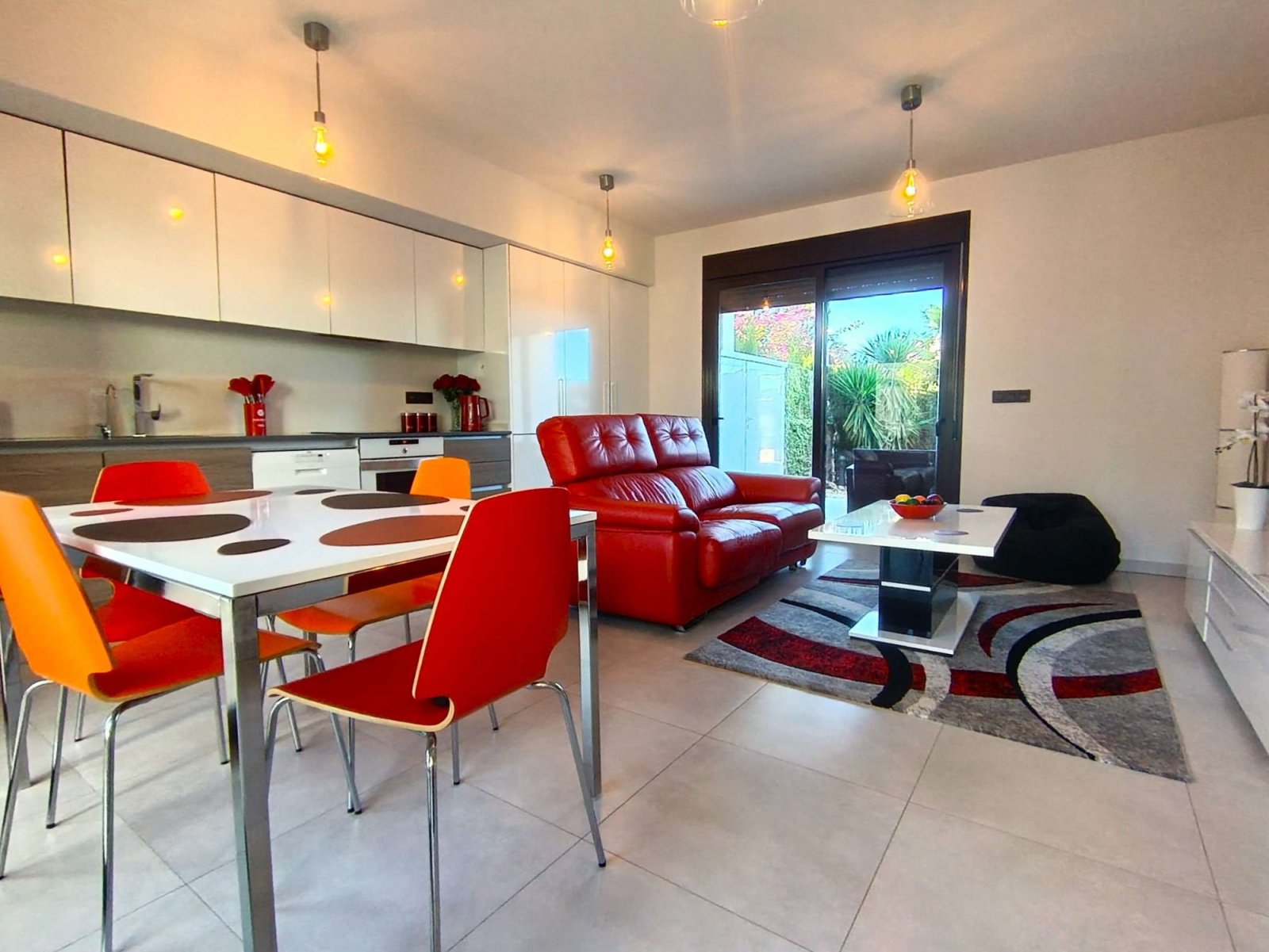 Appartement au rez-de-chaussée comprenant 2 chambres, 2 salles de bains, une place de parking et une piscine commune au La Finca Golf Resort