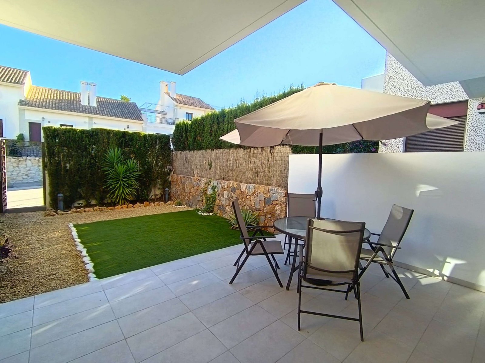 Appartement au rez-de-chaussée comprenant 2 chambres, 2 salles de bains, une place de parking et une piscine commune au La Finca Golf Resort