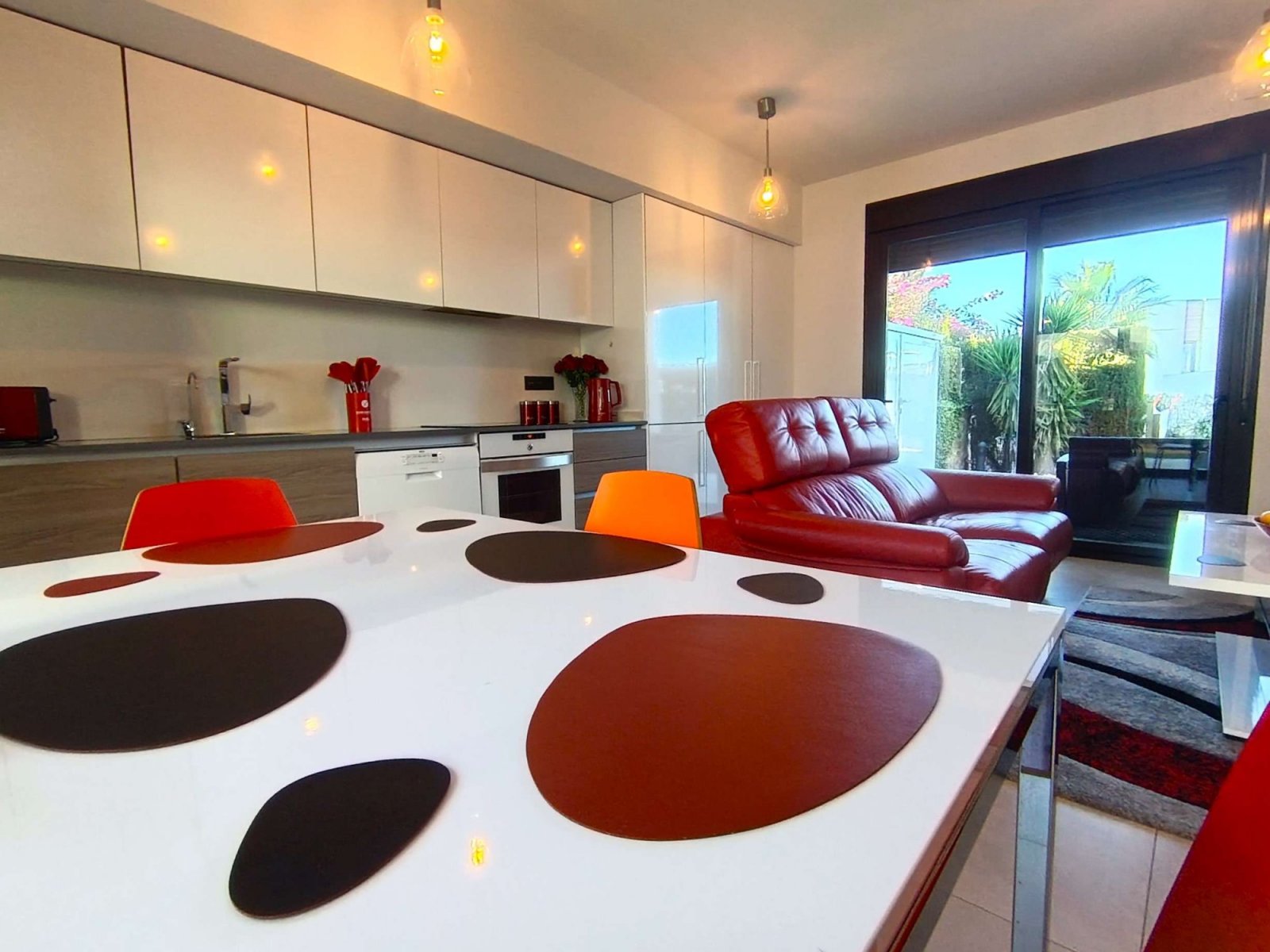 Appartement au rez-de-chaussée comprenant 2 chambres, 2 salles de bains, une place de parking et une piscine commune au La Finca Golf Resort
