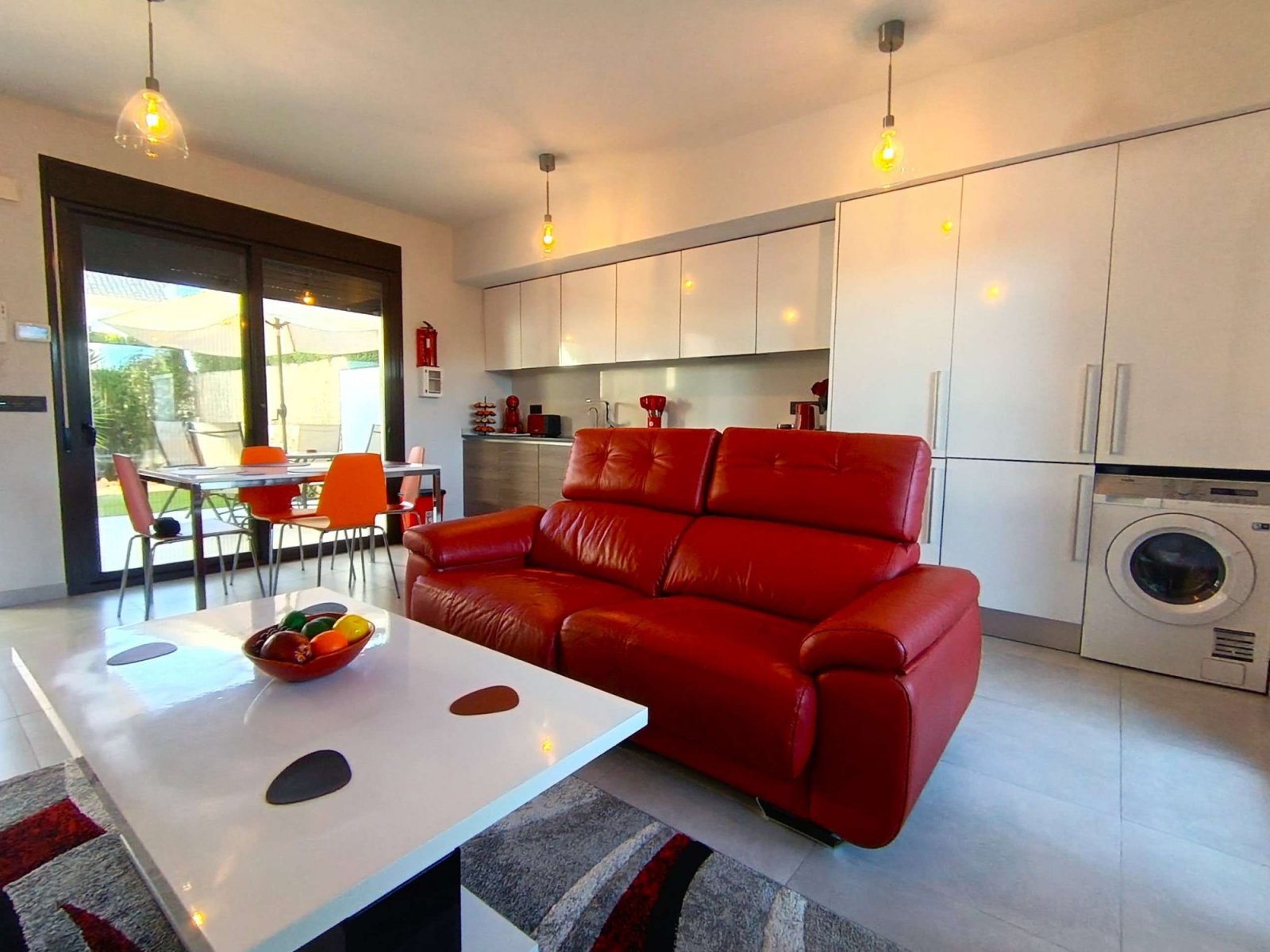 Appartement au rez-de-chaussée comprenant 2 chambres, 2 salles de bains, une place de parking et une piscine commune au La Finca Golf Resort