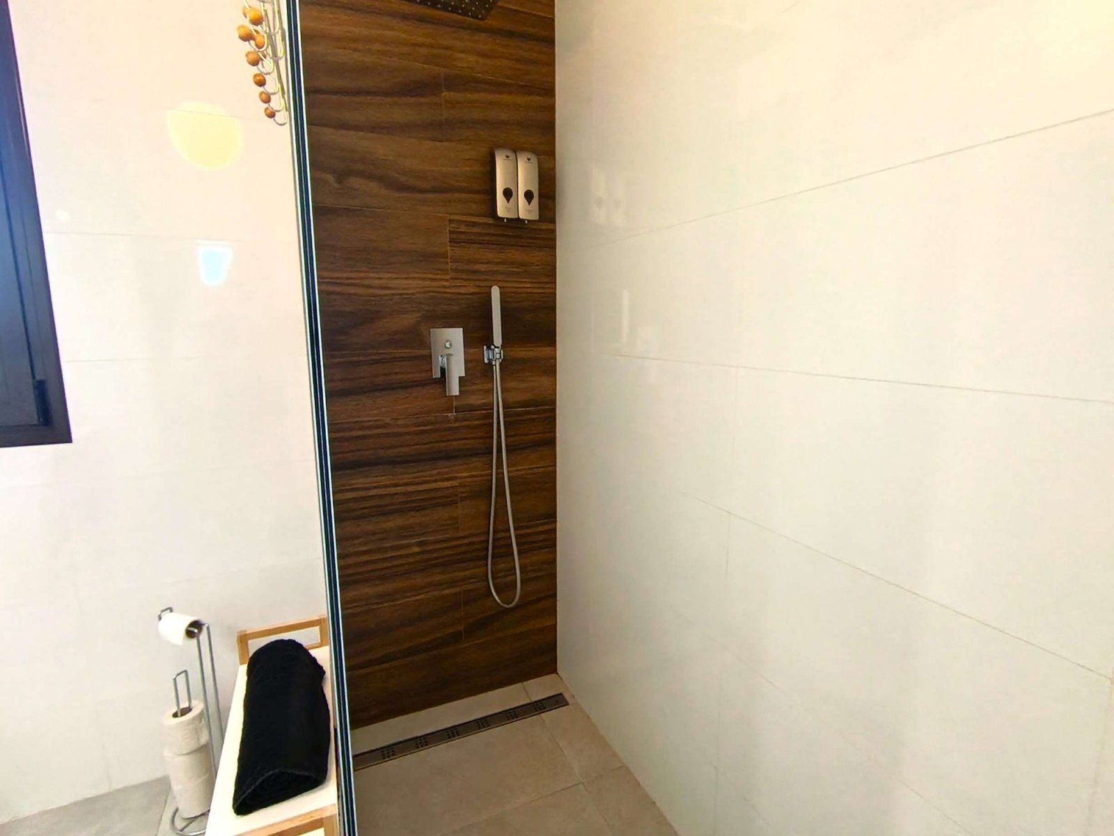 Appartement au rez-de-chaussée comprenant 2 chambres, 2 salles de bains, une place de parking et une piscine commune au La Finca Golf Resort
