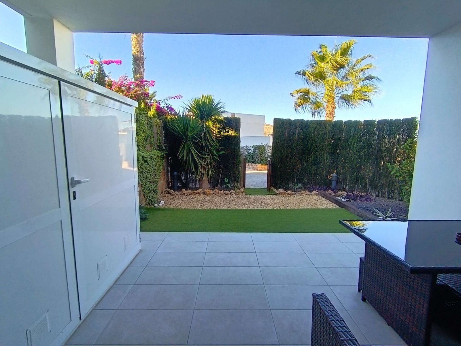 Appartement au rez-de-chaussée comprenant 2 chambres, 2 salles de bains, une place de parking et une piscine commune au La Finca Golf Resort