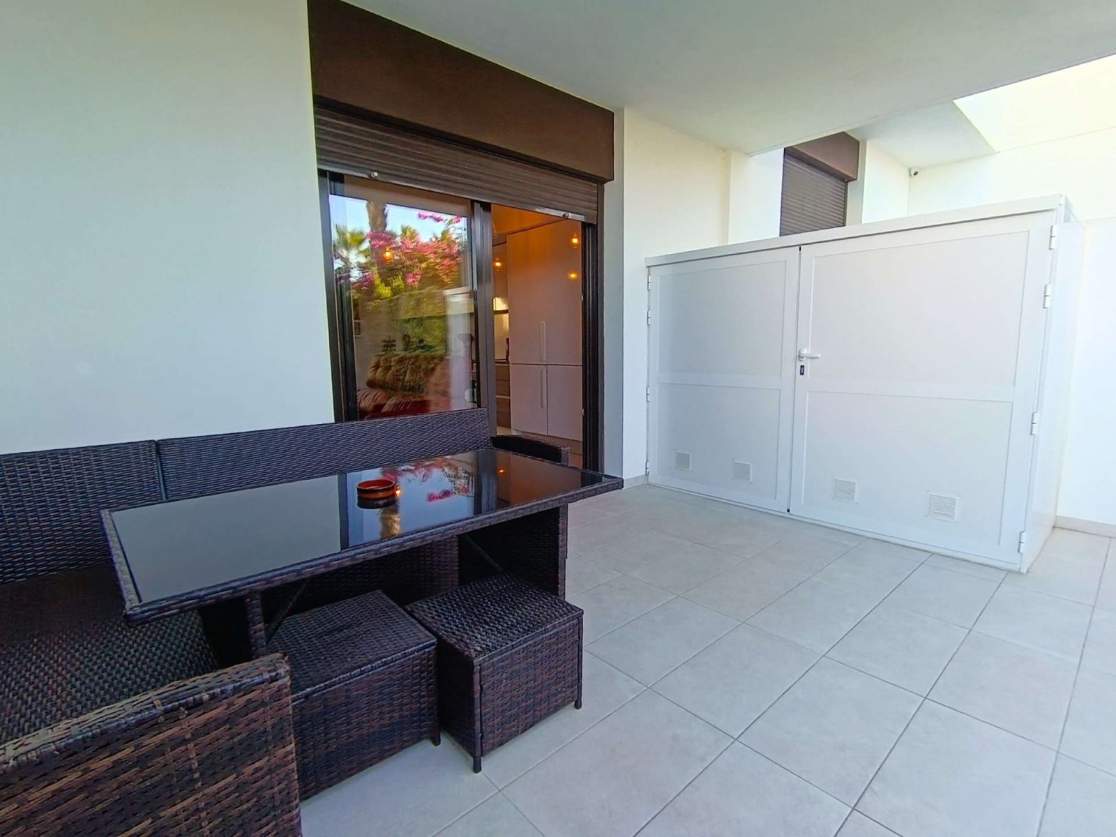 Appartement au rez-de-chaussée comprenant 2 chambres, 2 salles de bains, une place de parking et une piscine commune au La Finca Golf Resort