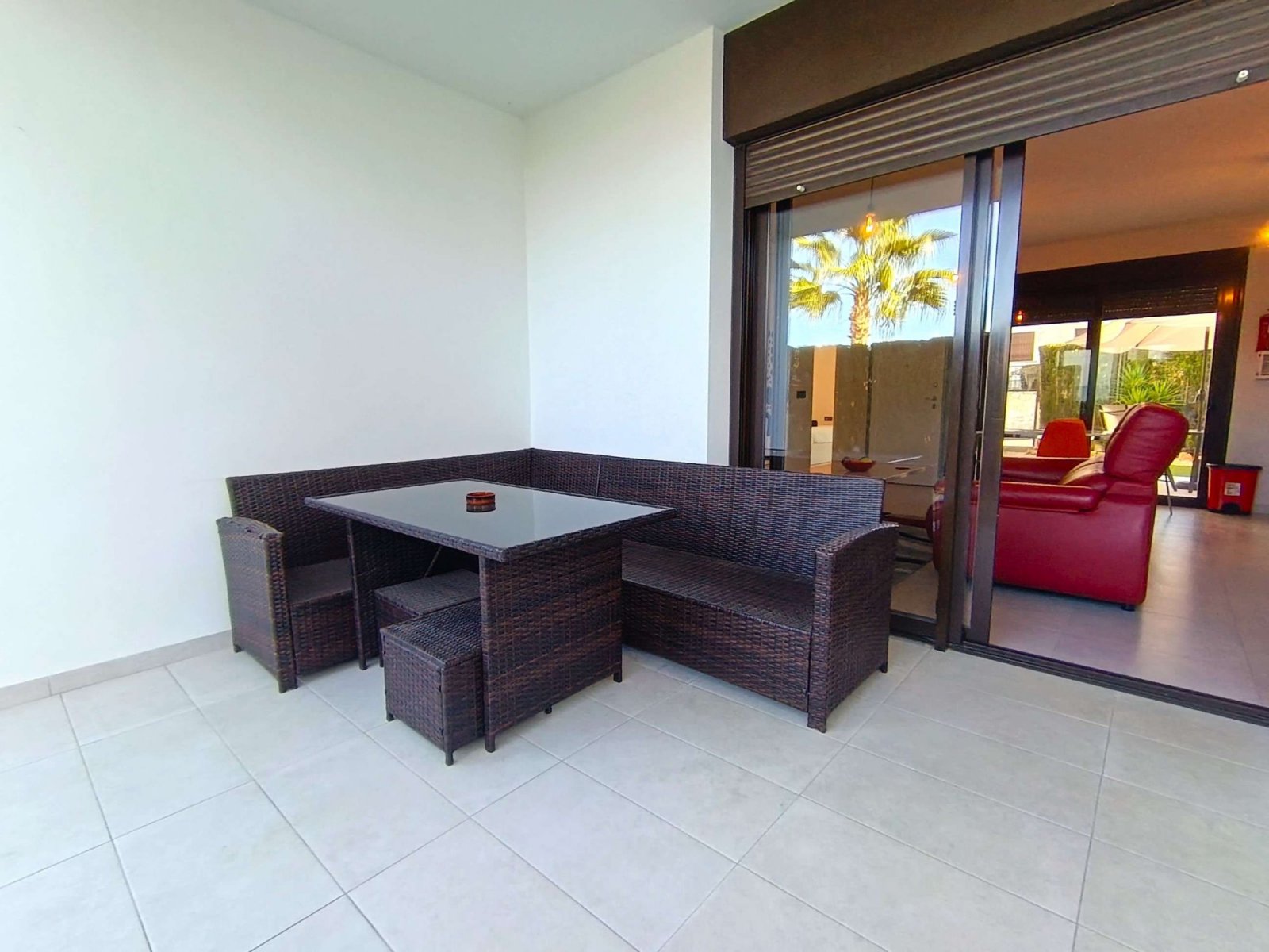 Appartement au rez-de-chaussée comprenant 2 chambres, 2 salles de bains, une place de parking et une piscine commune au La Finca Golf Resort