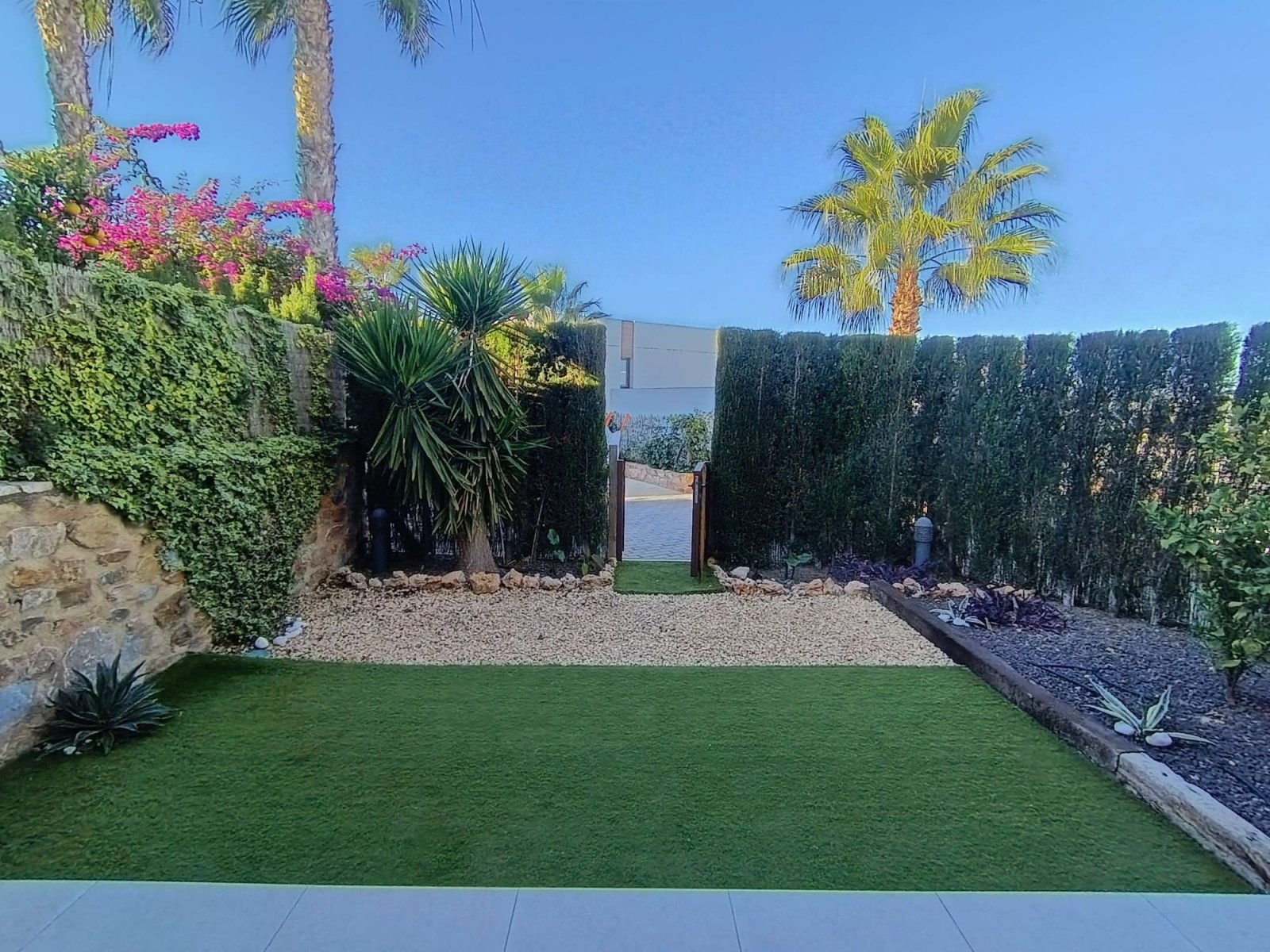 Appartement au rez-de-chaussée comprenant 2 chambres, 2 salles de bains, une place de parking et une piscine commune au La Finca Golf Resort