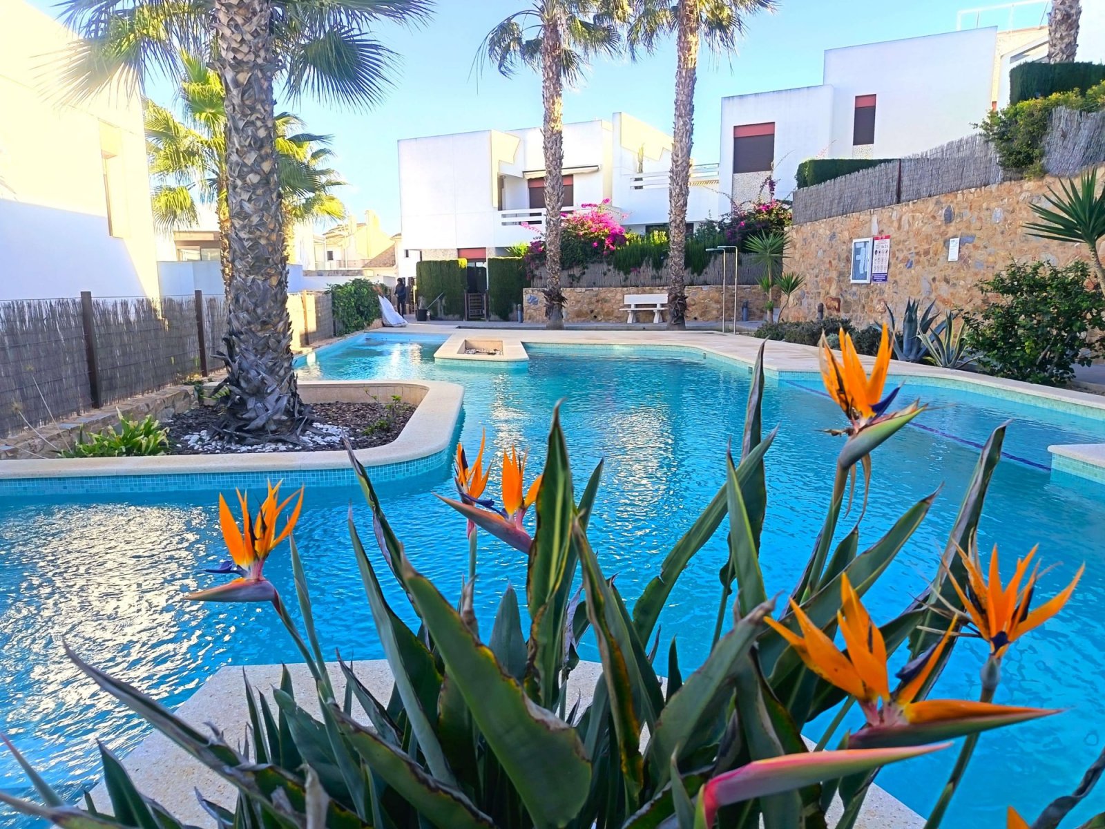 Appartement au rez-de-chaussée comprenant 2 chambres, 2 salles de bains, une place de parking et une piscine commune au La Finca Golf Resort