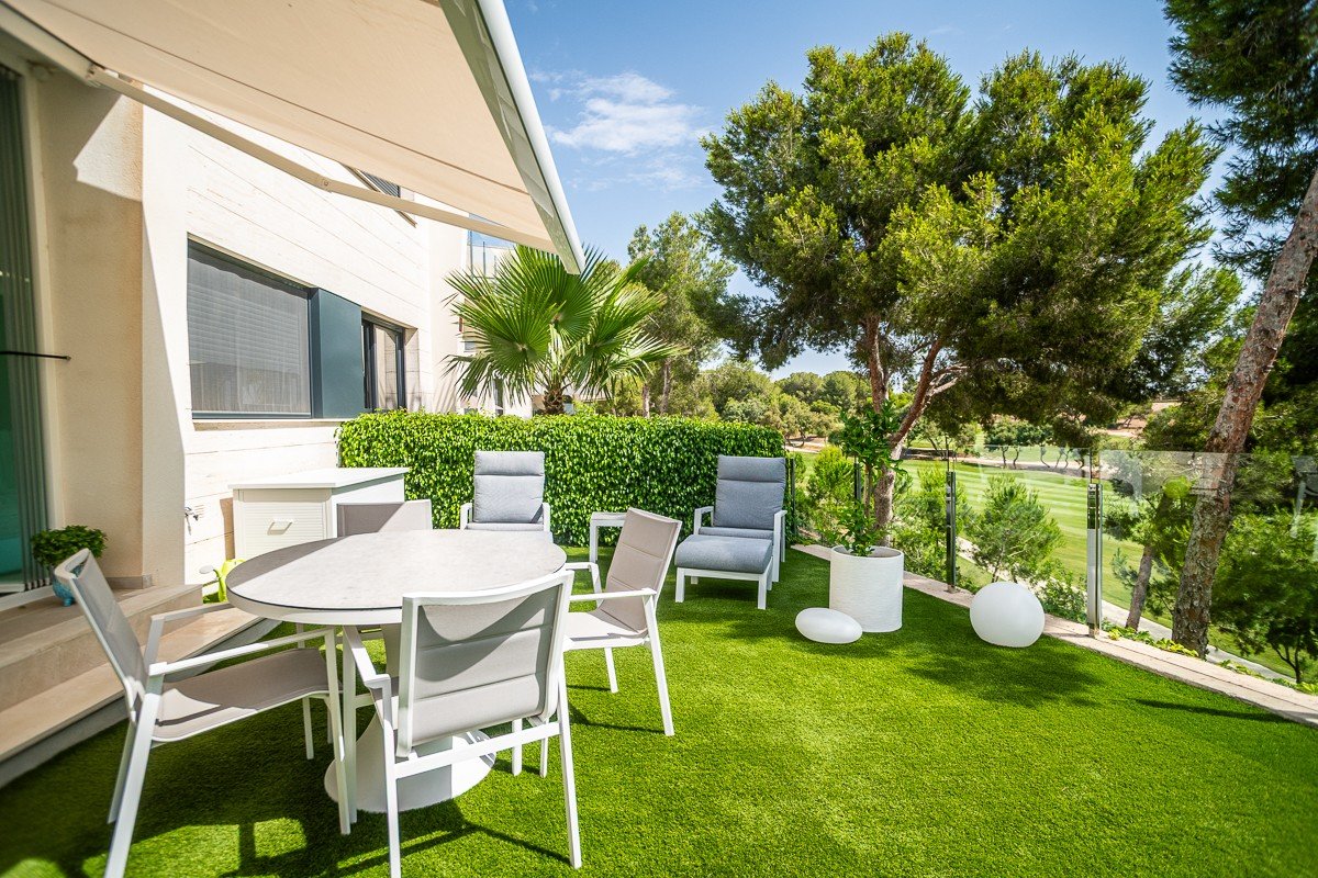 Appartement au rez-de-chaussée avec 2 chambres, 2 salles de bain, jardin privé et piscine communautaire dans le golf de Lo Romero
