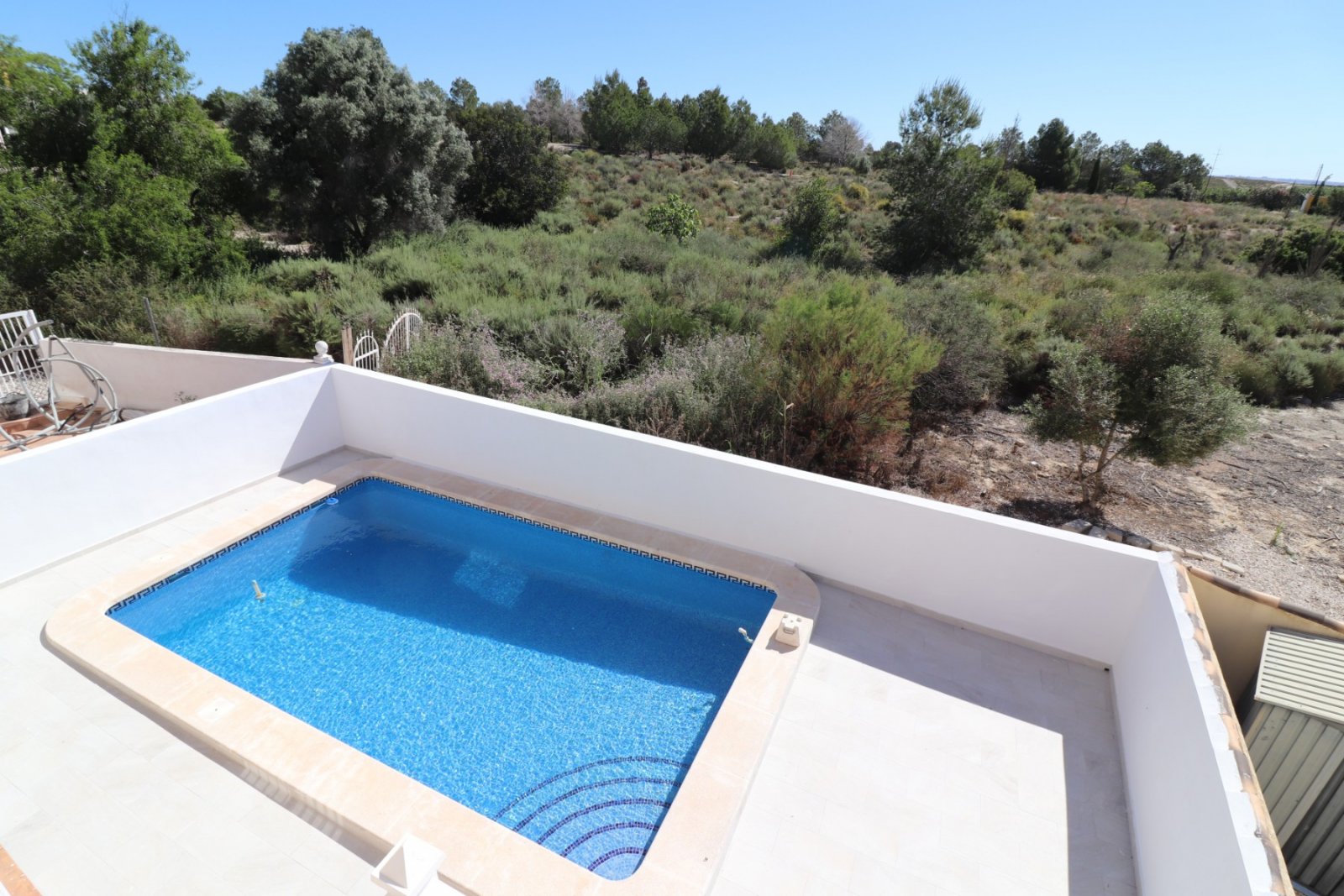 Villa comprenant 3 chambres, 2 salles de bains, des toilettes séparées, un garage et une piscine privée à Lakeview Mansions