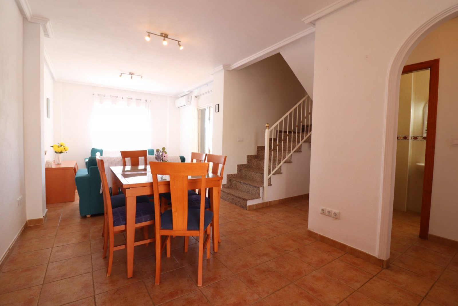 Villa comprenant 3 chambres, 2 salles de bains, des toilettes séparées, un garage et une piscine privée à Lakeview Mansions
