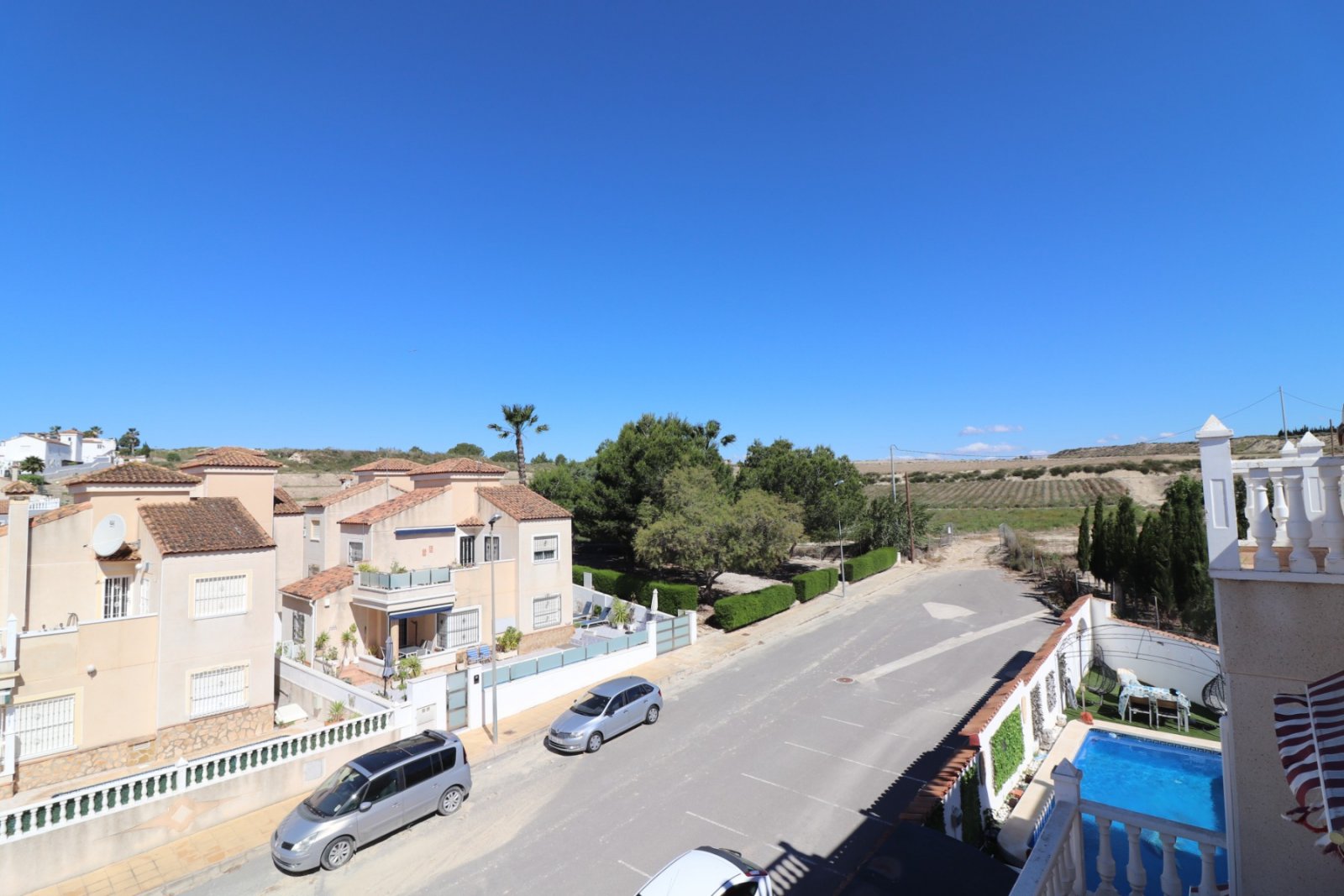 Villa comprenant 3 chambres, 2 salles de bains, des toilettes séparées, un garage et une piscine privée à Lakeview Mansions