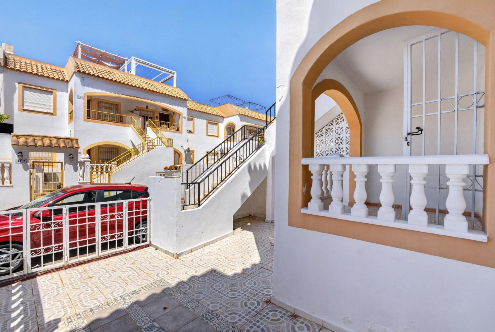 Appartement en rez-de-chaussée avec terrasse, patio et piscine communautaire