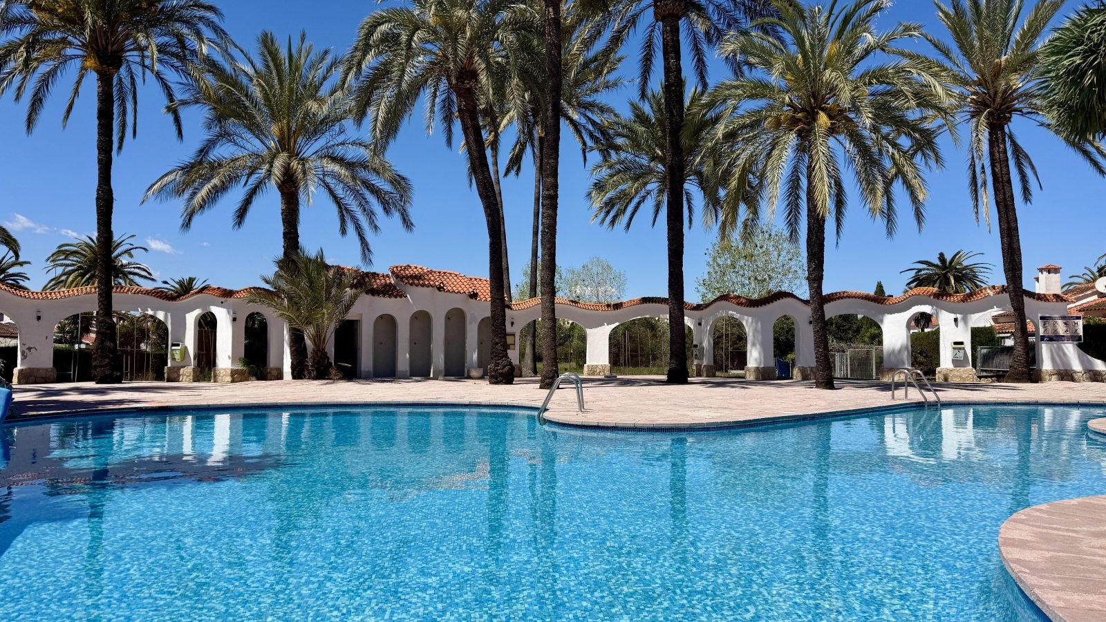 Maison mitoyenne très bien entretenue avec 3 chambres dans le complexe de vacances populaire El Palmar avec une grande piscine