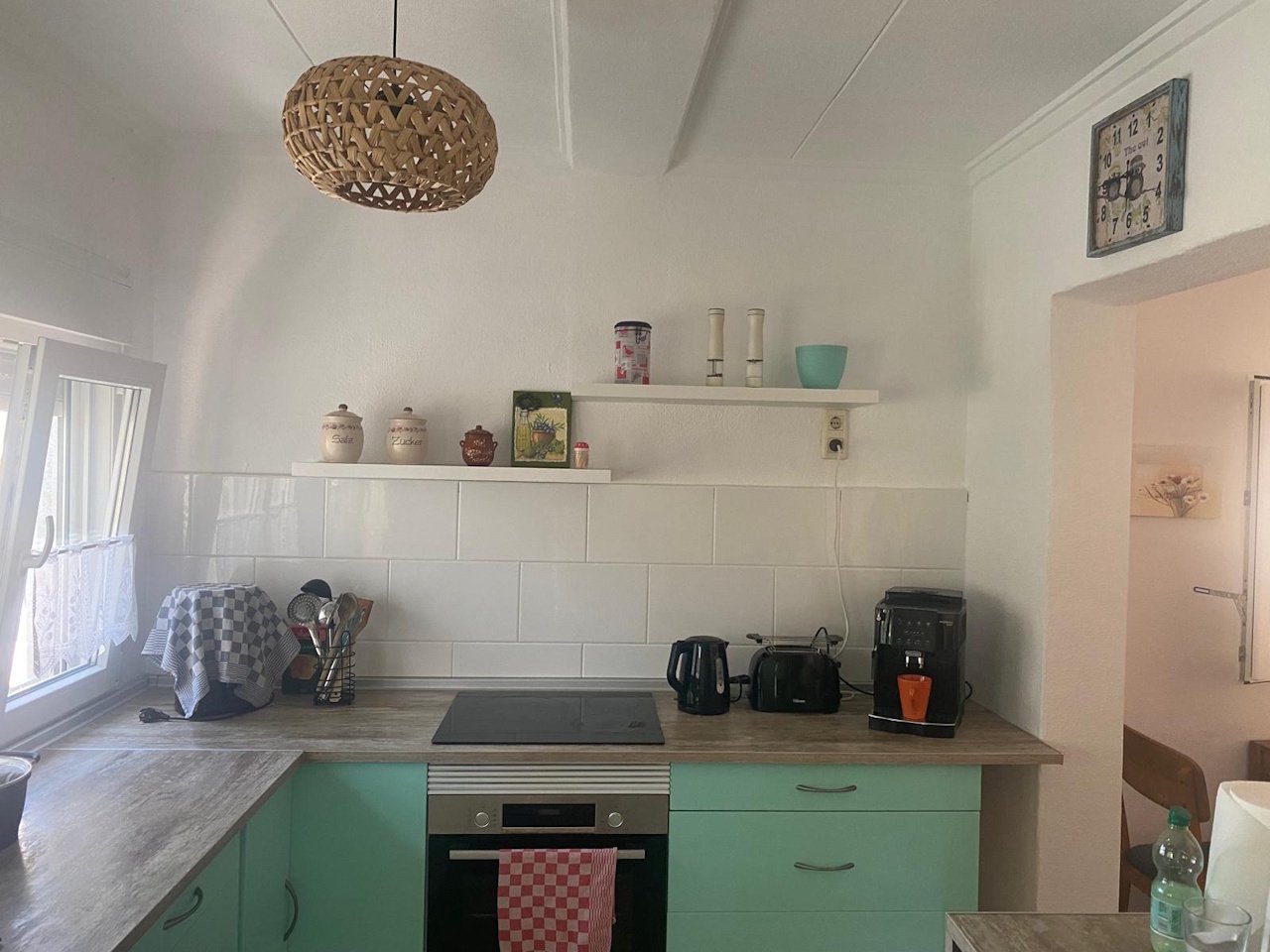 Villa comprenant 3 chambres, 1 salle de bains, une terrasse sur le toit et un abri pour voiture, située dans un quartier calme