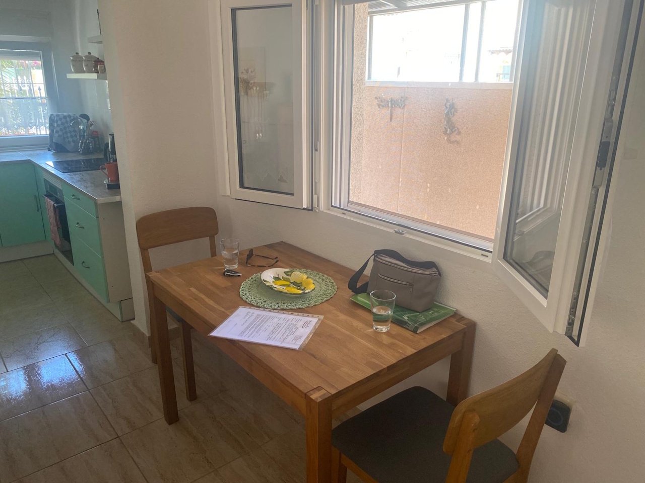 Villa comprenant 3 chambres, 1 salle de bains, une terrasse sur le toit et un abri pour voiture, située dans un quartier calme