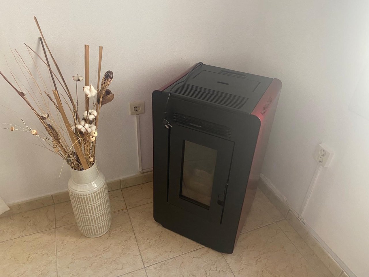 Villa comprenant 3 chambres, 1 salle de bains, une terrasse sur le toit et un abri pour voiture, située dans un quartier calme