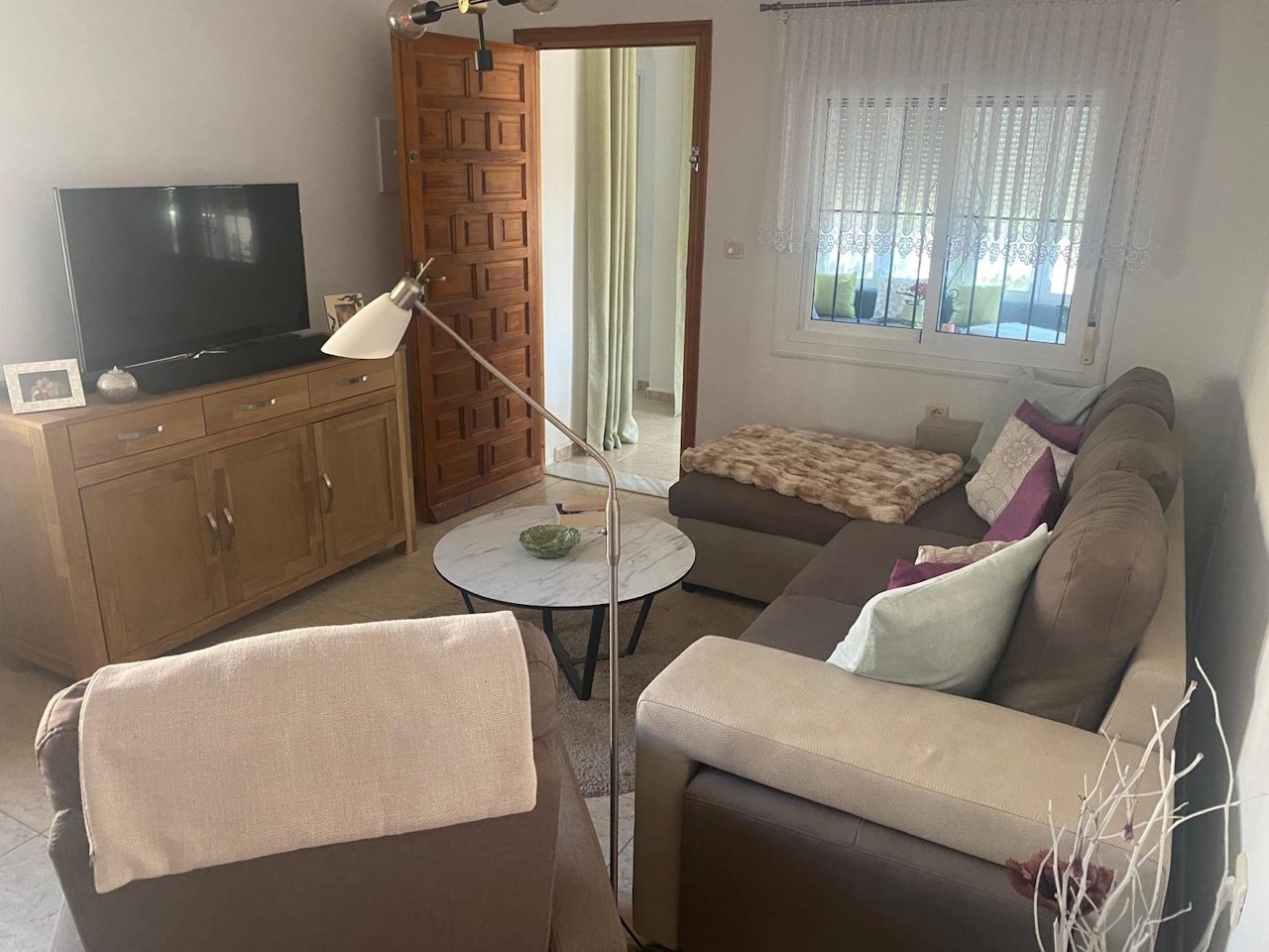 Villa comprenant 3 chambres, 1 salle de bains, une terrasse sur le toit et un abri pour voiture, située dans un quartier calme