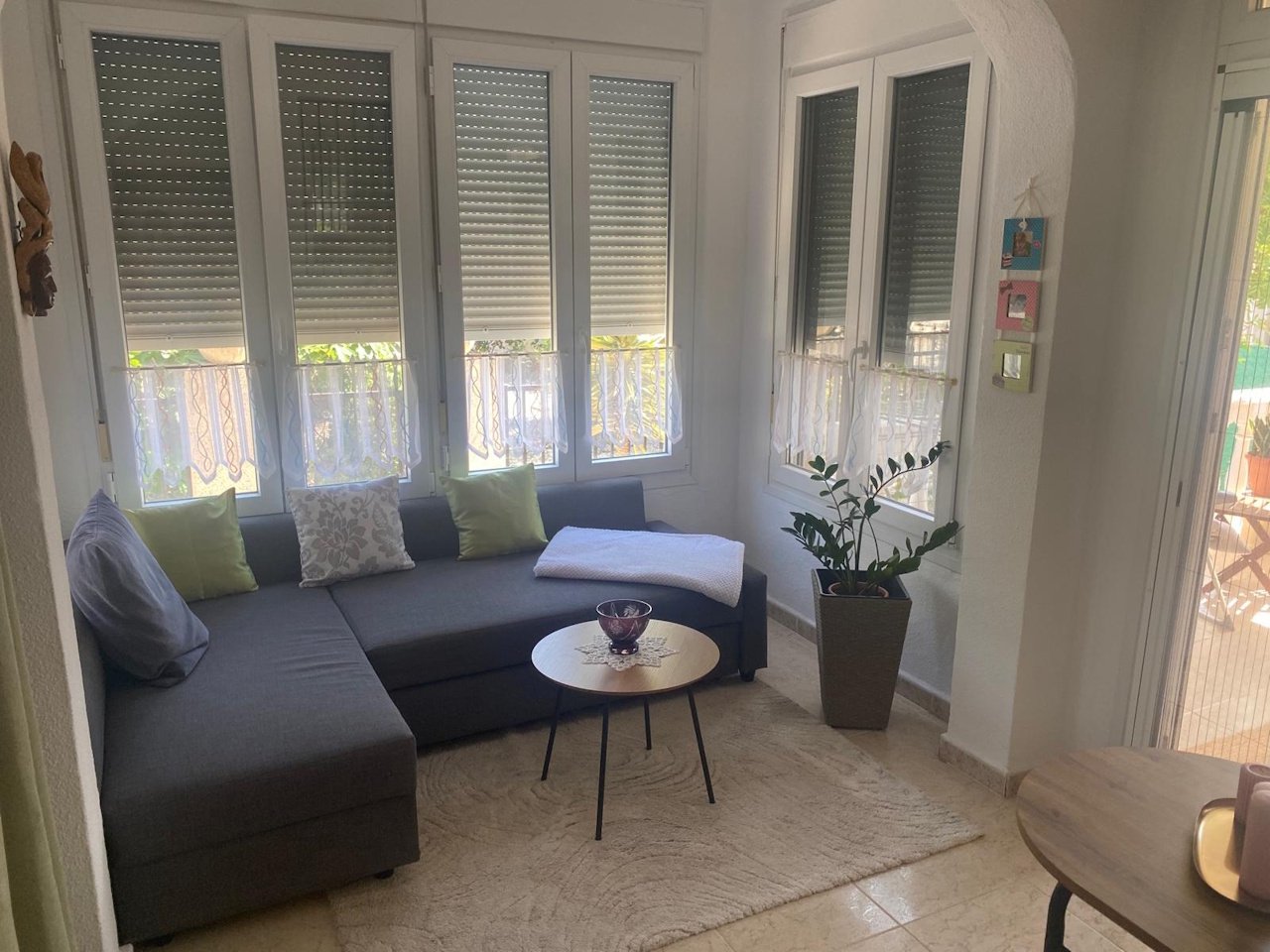 Villa comprenant 3 chambres, 1 salle de bains, une terrasse sur le toit et un abri pour voiture, située dans un quartier calme