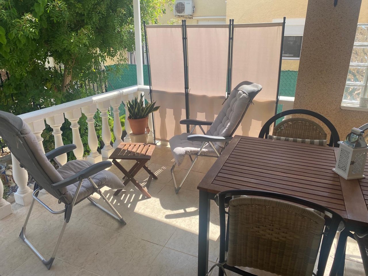 Villa comprenant 3 chambres, 1 salle de bains, une terrasse sur le toit et un abri pour voiture, située dans un quartier calme